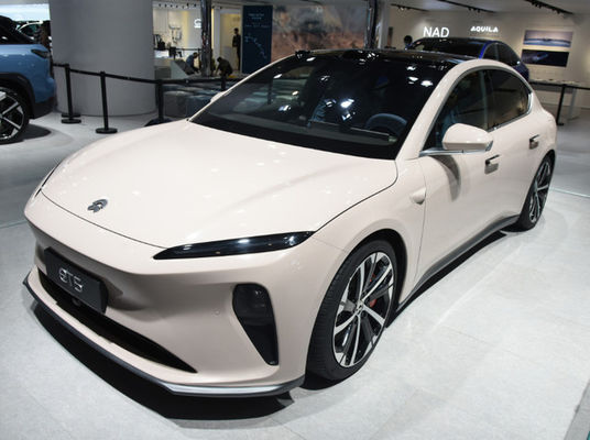 esquerda do NIO ET5 dos carros elétricos do elevado desempenho 200km/h que dirige sedanes elétricos luxuosos