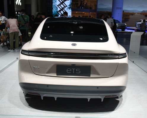 esquerda do NIO ET5 dos carros elétricos do elevado desempenho 200km/h que dirige sedanes elétricos luxuosos