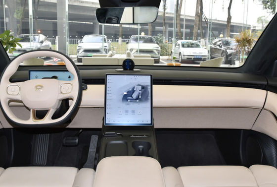 esquerda do NIO ET5 dos carros elétricos do elevado desempenho 200km/h que dirige sedanes elétricos luxuosos