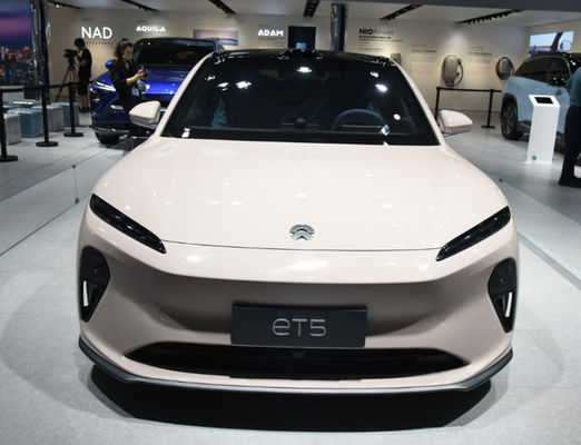 esquerda do NIO ET5 dos carros elétricos do elevado desempenho 200km/h que dirige sedanes elétricos luxuosos