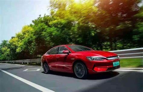 carros elétricos de tamanho médio de 400km