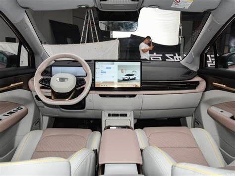 Geometria amigável luxuosa M6 450km CLTC de SUV Geely da movimentação da roda dos carros elétricos 4 de ECO