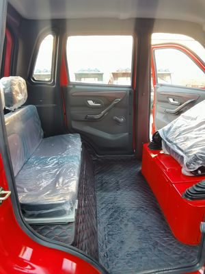 Triciclo de passageiros motorizado fechado com combustível e com várias cores, velocidade máxima de 70 km/h