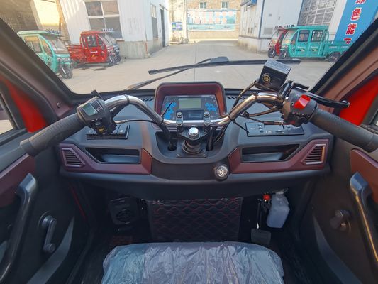 Triciclo de passageiros motorizado fechado com combustível e com várias cores, velocidade máxima de 70 km/h