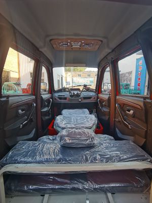 Triciclo de passageiros motorizado fechado com combustível e com várias cores, velocidade máxima de 70 km/h