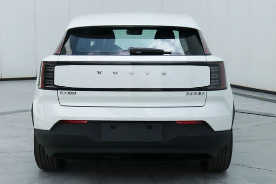 Pequeno SUV Volvo Elétrico de luxo e EV de longo alcance no Volvo EX30 em execução