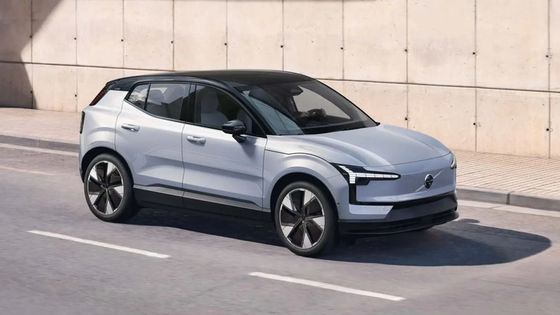 Pequeno SUV Volvo Elétrico de luxo e EV de longo alcance no Volvo EX30 em execução