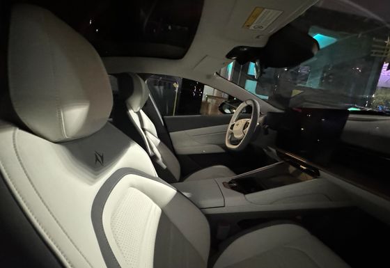 Dongfeng Eπ 007 Com 1200 km de alcance e porta de tesoura Velocidade máxima 165 km/h 5 portas