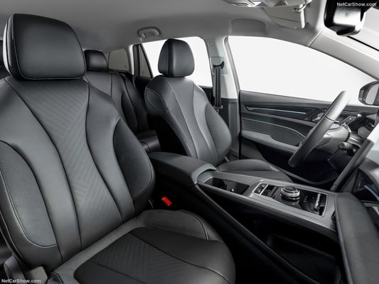 O carro elétrico MG 5 EV com uma autonomia decente de 344 km e capacidade de carregamento super