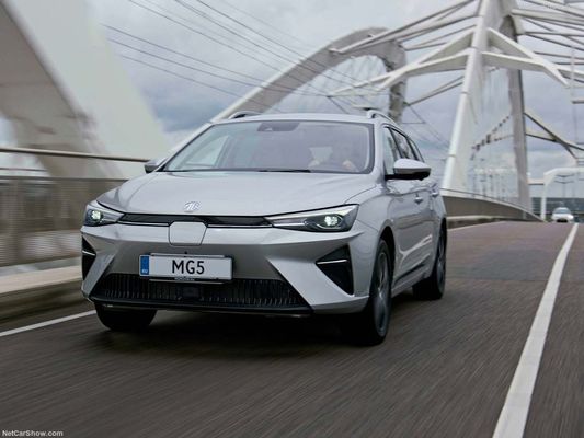 O carro elétrico MG 5 EV com uma autonomia decente de 344 km e capacidade de carregamento super
