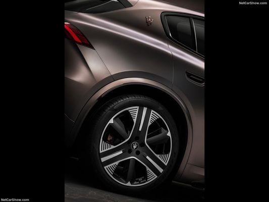 Carro puro elétrico de nova energia com 450 autonomia e velocidade máxima 325 km/h no Maserati Gran Turismo Folgore