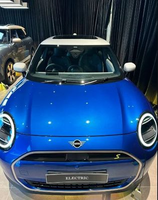 Chegando a 2024 O mais novo Mini Cooper Elétrico Pure Hatch 4 portas/5 lugares Com grande espaço