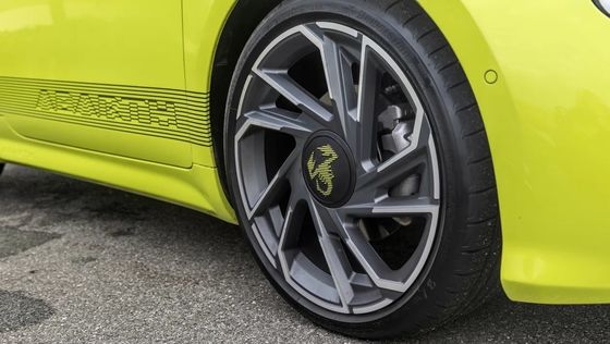 Lindo e desportivo no Abarth 500e Hot Hatchback Carro Elétrico tão divertido quanto a gasolina 152P.S Potência do motor