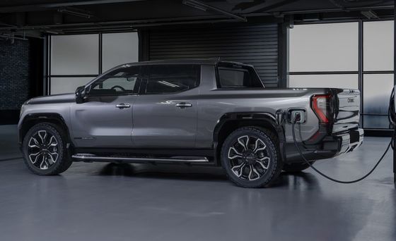 GMC Sierra EV com motor duplo com 754Ps, com capacidade de reboque de até 9500 libras e pode transportar até 1300 libras de carga útil