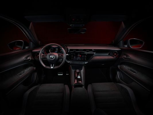 O carro compacto mais desportivo Alfa Romeo Primeiro EV Milano Com 2 opções de transmissão 156ph&240ph WLTC 240miles