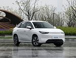 Veículo elétrico puro Geely Cao Cao 60 EV com baterias intercambiáveis e um alcance de 415 Km & 150 km / h velocidade máxima carregamento rápido