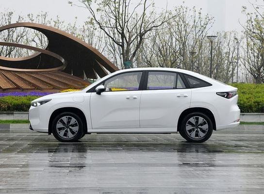 Veículo elétrico puro Geely Cao Cao 60 EV com baterias intercambiáveis e um alcance de 415 Km & 150 km / h velocidade máxima carregamento rápido