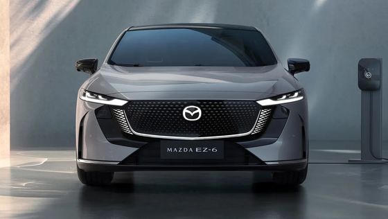 O primeiro veículo puramente elétrico Mazda EZ-6 é um elegante sedã com tração traseira
