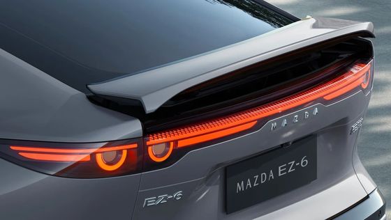 O primeiro veículo puramente elétrico Mazda EZ-6 é um elegante sedã com tração traseira