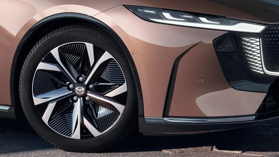 O primeiro veículo puramente elétrico Mazda EZ-6 é um elegante sedã com tração traseira