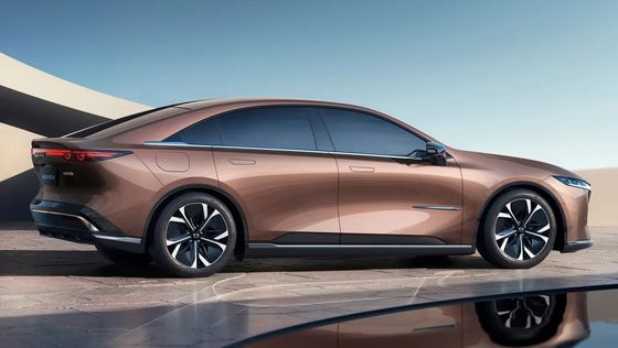 O primeiro veículo puramente elétrico Mazda EZ-6 é um elegante sedã com tração traseira