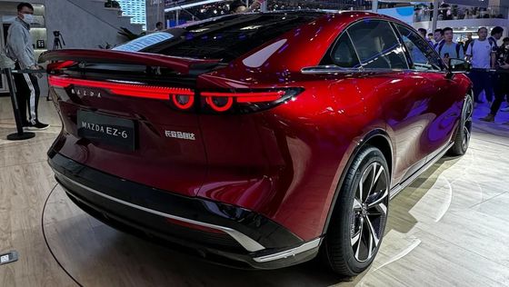 O primeiro veículo puramente elétrico Mazda EZ-6 é um elegante sedã com tração traseira