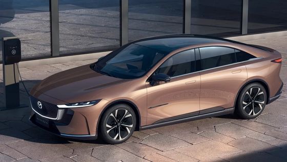 O primeiro veículo puramente elétrico Mazda EZ-6 é um elegante sedã com tração traseira