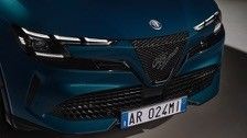 Primeiro carro compacto Alfa Romeo Junior Elétrico com bateria de 54,8kwh e uma potência máxima de 158kW, até 345 milhas de autonomia