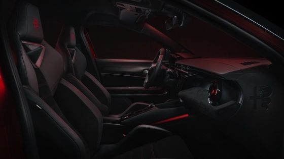 Primeiro carro compacto Alfa Romeo Junior Elétrico com bateria de 54,8kwh e uma potência máxima de 158kW, até 345 milhas de autonomia