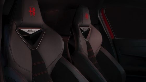 Primeiro carro compacto Alfa Romeo Junior Elétrico com bateria de 54,8kwh e uma potência máxima de 158kW, até 345 milhas de autonomia