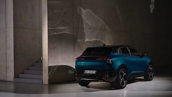 Primeiro carro compacto Alfa Romeo Junior Elétrico com bateria de 54,8kwh e uma potência máxima de 158kW, até 345 milhas de autonomia