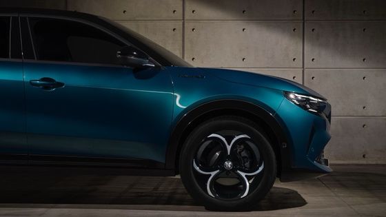 Primeiro carro compacto Alfa Romeo Junior Elétrico com bateria de 54,8kwh e uma potência máxima de 158kW, até 345 milhas de autonomia