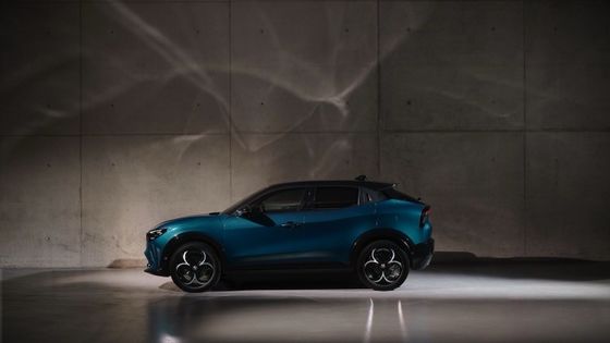 Primeiro carro compacto Alfa Romeo Junior Elétrico com bateria de 54,8kwh e uma potência máxima de 158kW, até 345 milhas de autonomia