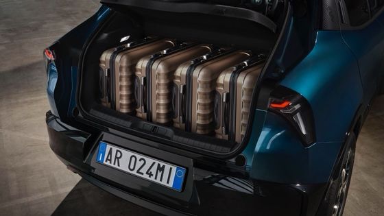 Primeiro carro compacto Alfa Romeo Junior Elétrico com bateria de 54,8kwh e uma potência máxima de 158kW, até 345 milhas de autonomia