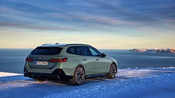 O mais novo carro eléctrico com bateria de 84,4 kWh, 329 milhas de autonomia com 335 cv/430 Nm no BMW i5 Touring eDrive40 RWD de velocidade única.