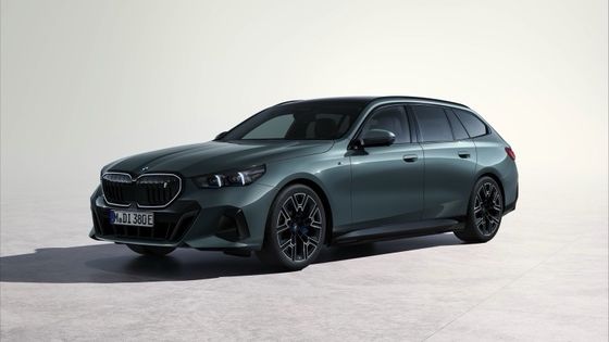 O mais novo carro eléctrico com bateria de 84,4 kWh, 329 milhas de autonomia com 335 cv/430 Nm no BMW i5 Touring eDrive40 RWD de velocidade única.