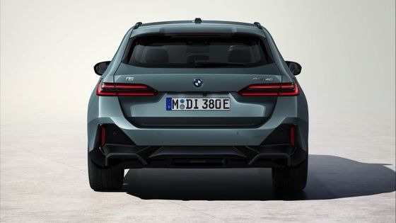 O mais novo carro eléctrico com bateria de 84,4 kWh, 329 milhas de autonomia com 335 cv/430 Nm no BMW i5 Touring eDrive40 RWD de velocidade única.
