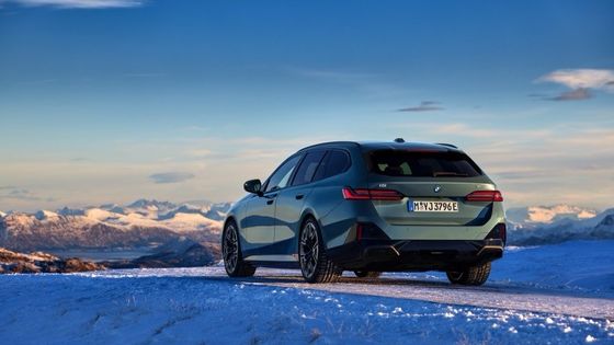 O mais novo carro eléctrico com bateria de 84,4 kWh, 329 milhas de autonomia com 335 cv/430 Nm no BMW i5 Touring eDrive40 RWD de velocidade única.