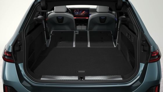 O mais novo carro eléctrico com bateria de 84,4 kWh, 329 milhas de autonomia com 335 cv/430 Nm no BMW i5 Touring eDrive40 RWD de velocidade única.