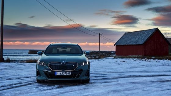 O mais novo carro eléctrico com bateria de 84,4 kWh, 329 milhas de autonomia com 335 cv/430 Nm no BMW i5 Touring eDrive40 RWD de velocidade única.