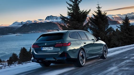 O mais novo carro eléctrico com bateria de 84,4 kWh, 329 milhas de autonomia com 335 cv/430 Nm no BMW i5 Touring eDrive40 RWD de velocidade única.