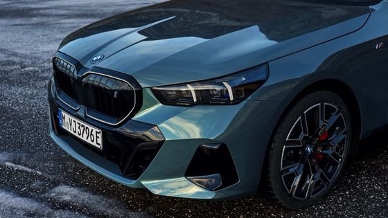 O mais novo carro eléctrico com bateria de 84,4 kWh, 329 milhas de autonomia com 335 cv/430 Nm no BMW i5 Touring eDrive40 RWD de velocidade única.