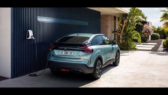 E-C4 da Citroën com 115kw (156ps) Potência A 150km/h Velocidade máxima Bateria de íons de lítio 54kwh