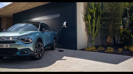 E-C4 da Citroën com 115kw (156ps) Potência A 150km/h Velocidade máxima Bateria de íons de lítio 54kwh