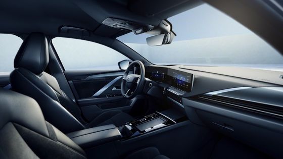 Veículo elétrico de condução confortável na Opel Astra Electric com bateria de 54kwh 150kw de potência do motor a 170km / h velocidade máxima