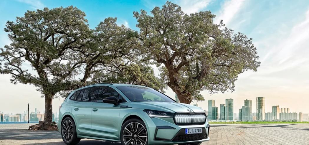 comodíssimo o suficiente para conduzir e recomendavelmente rápido no Skoda Enyaq iv80 82kWh bateria, motor único, carro elétrico de tração traseira