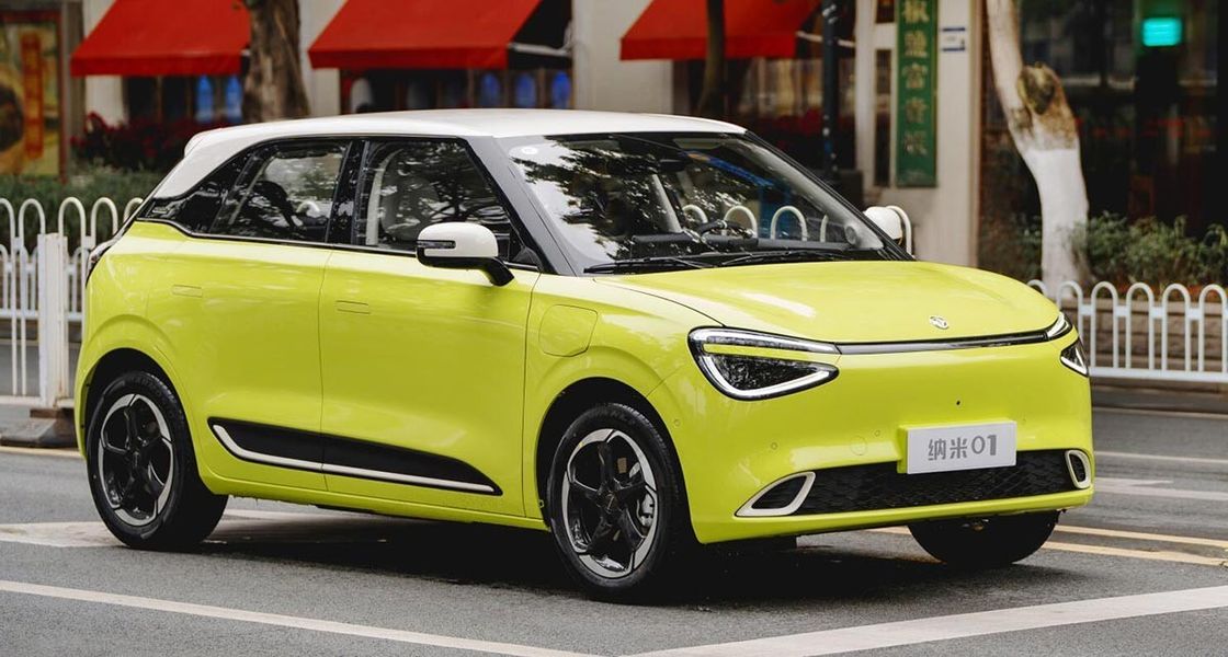 Os mais novos carros puros Dongfeng Nammi 01 hatchback EV e alcance impressionante e bateria de estado sólido