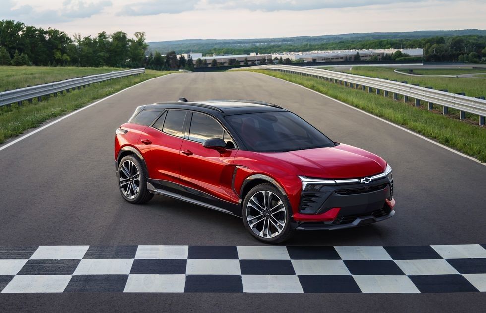 O primeiro SUV totalmente elétrico da Chevrolet, o Chevrolet Blazer EV 2024, oferece 557 cavalos de potência e 324 milhas de autonomia.