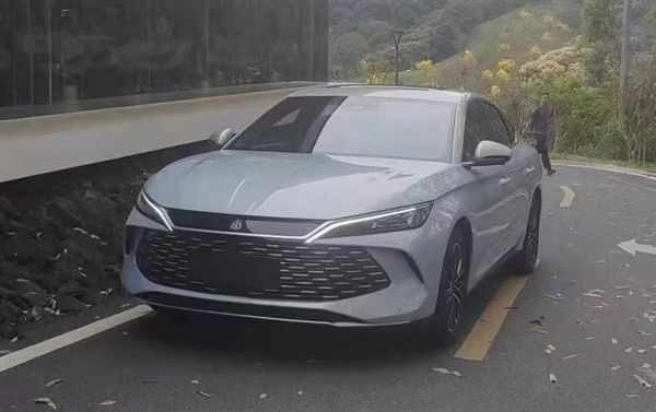 Pré-venda 2024 BYD Qinn L DM-i Veículo elétrico de 80 km Logo aterrissou Carro híbrido 1.5T 101ps L4 Carro Engergy novo