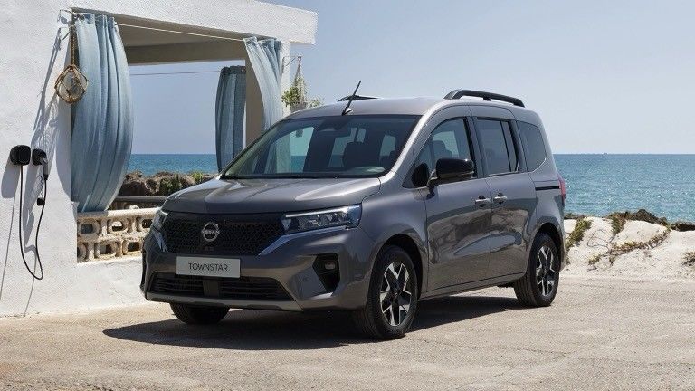 Posição de condução confortável e cabine prática com bom valor Nissan Townstar MPV Pure Ev com WLTP 285km